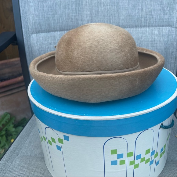 Vintage 1960s Ladies Tan Fur Felt Hat with Back Bow and Hat Box - Picture 5 of 17